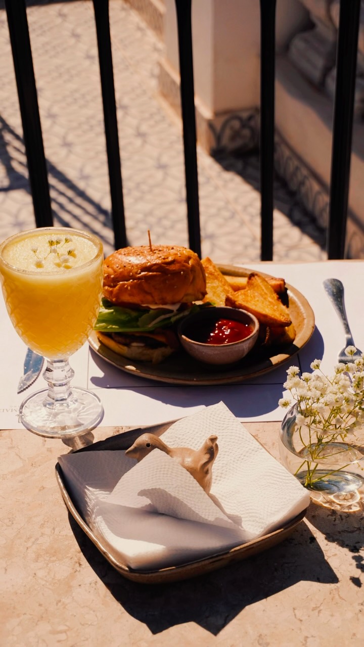 Alma Nómada Café Bistró: appetizing food and drink presentation