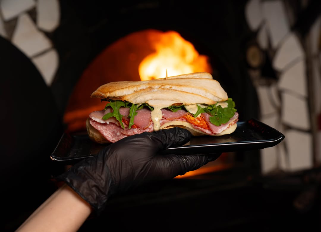 Maestro Bar de Empanadas: appetizing food photo with atmosphere