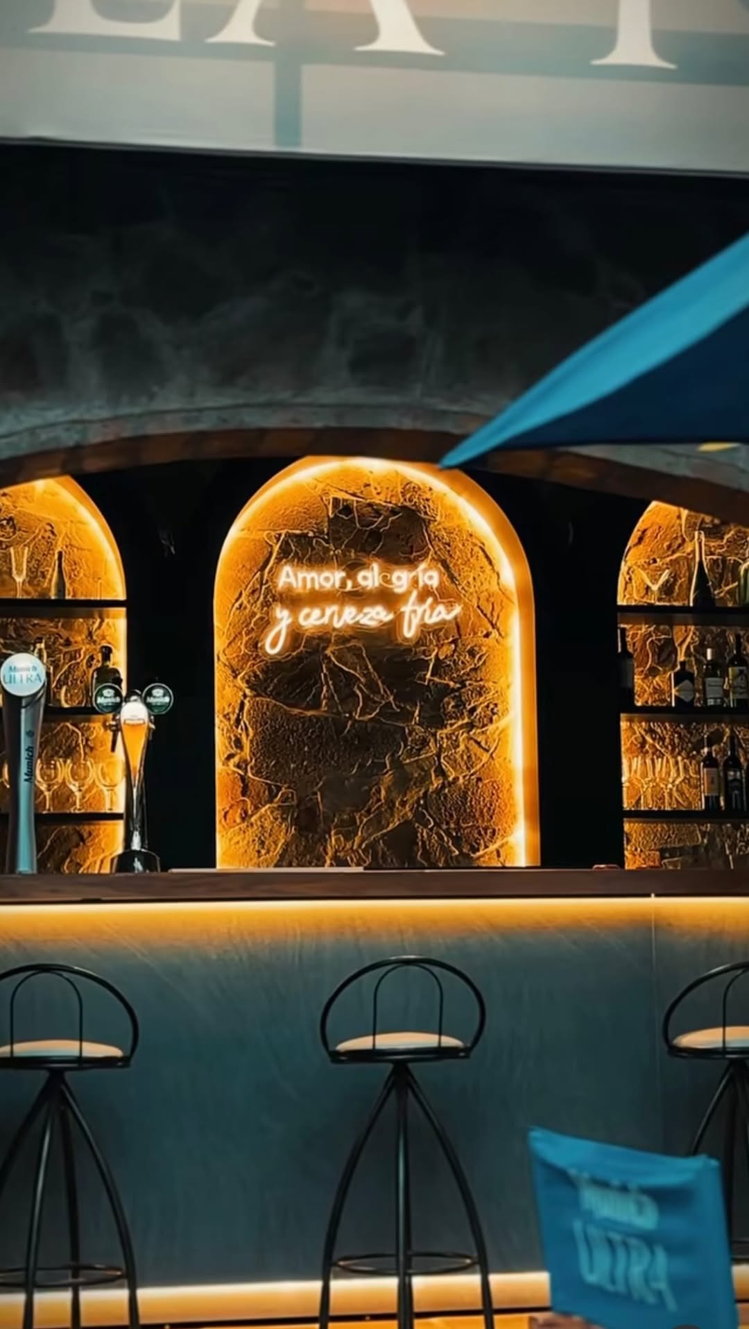 Villa Toscana Café & Restó: attractive and professional venue atmosphere