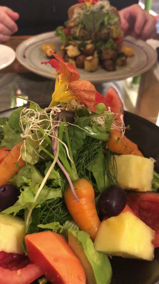 Green House Organic Concept: appetizing photo of fresh food