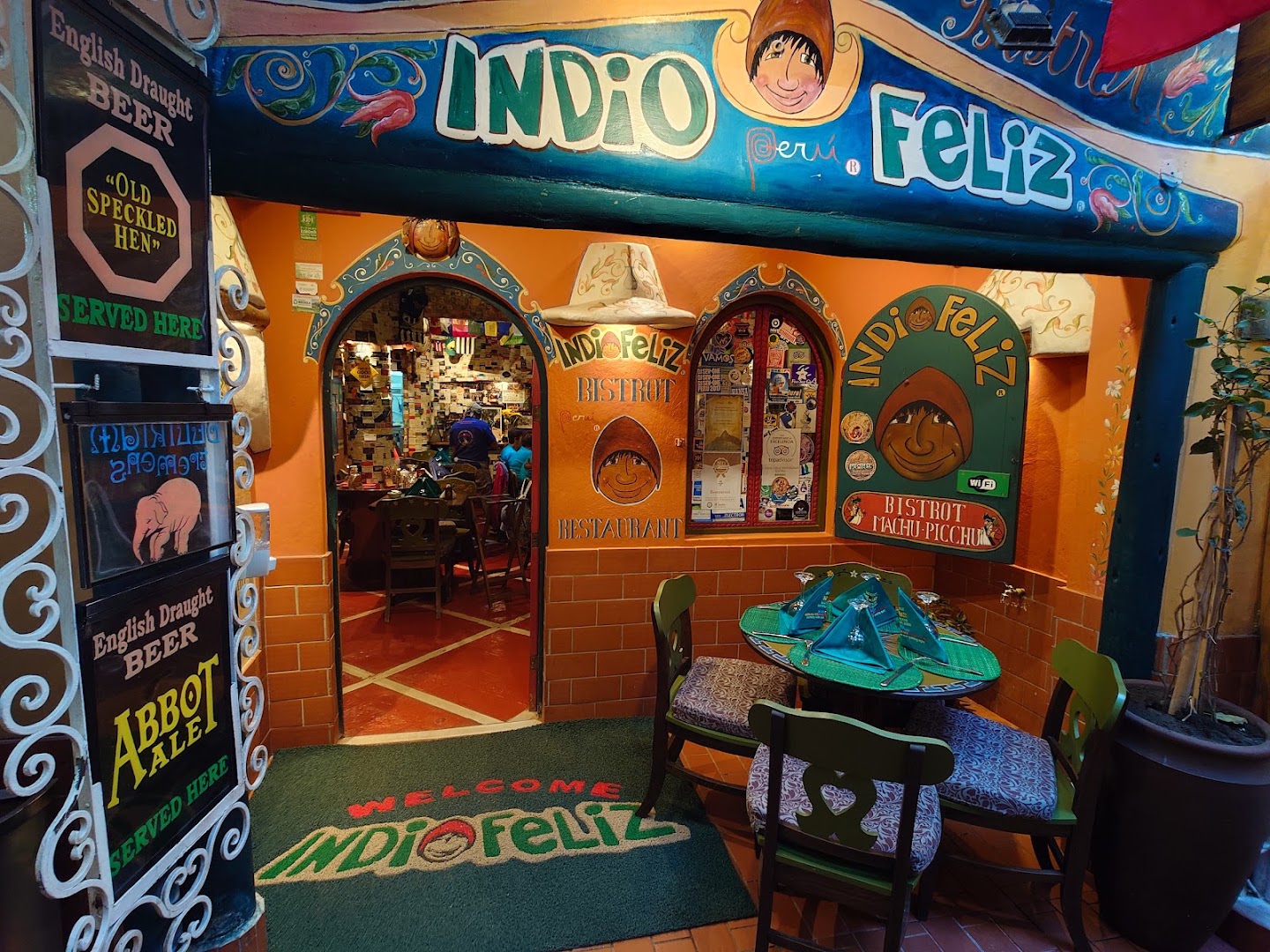 Indio Feliz: inviting and clear venue exterior