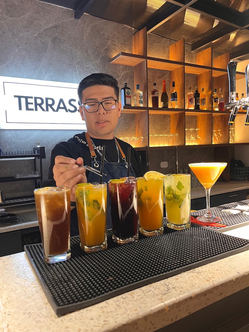 Terrasse Rooftop: professional photo of bartender and drinks