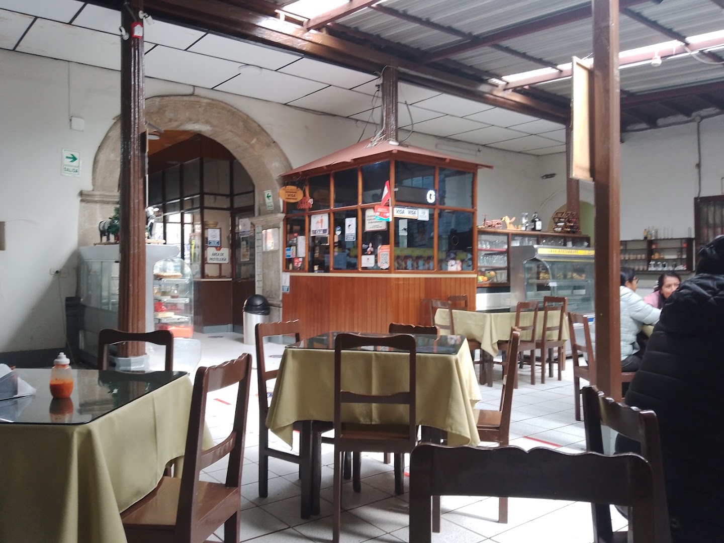 El Zarco: clear view of restaurant interior
