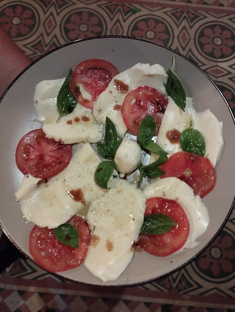 Madre Artesana Trattoria: appetizing photo of caprese salad