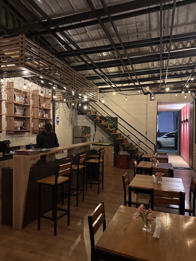 Madre Artesana Trattoria: clear, inviting restaurant interior shot