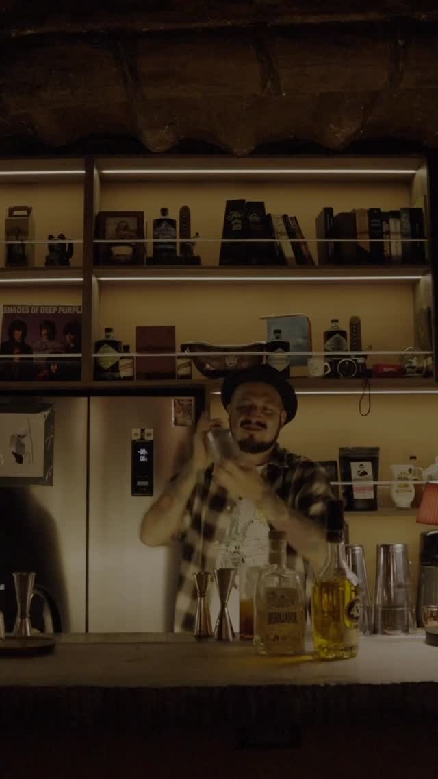 Bar Garibaldi: professional shot of bartender working