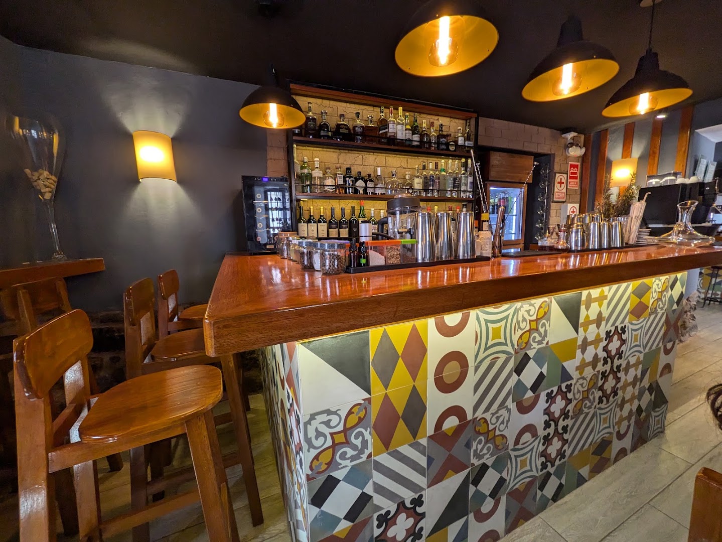 OSDA: high quality interior bar shot