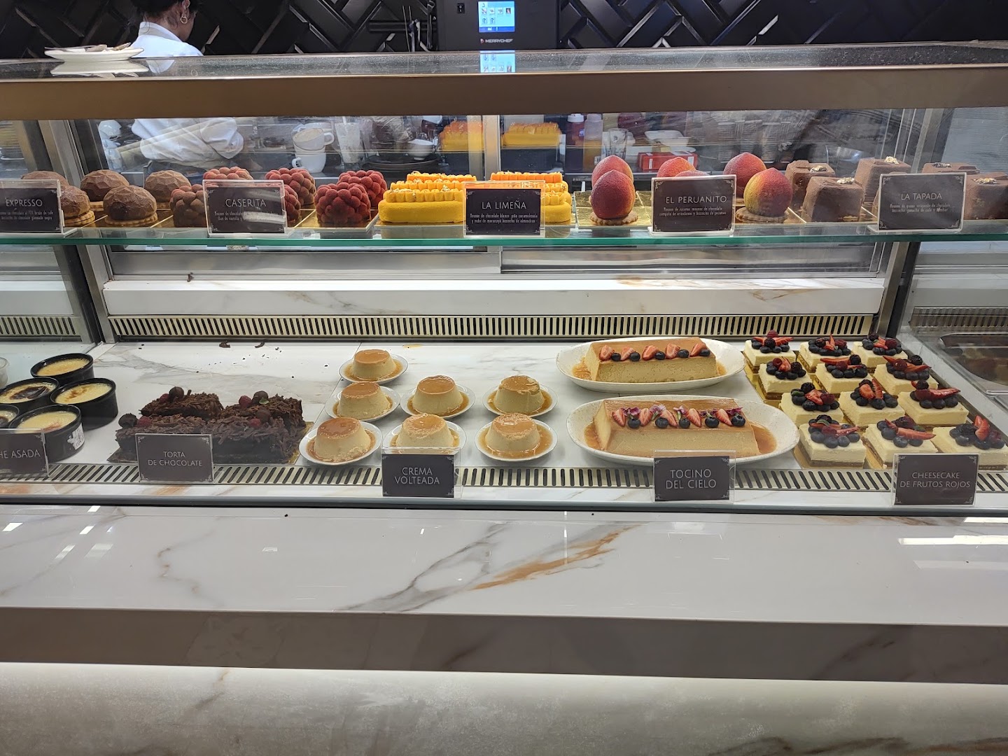 La Tapada: clear display of food items