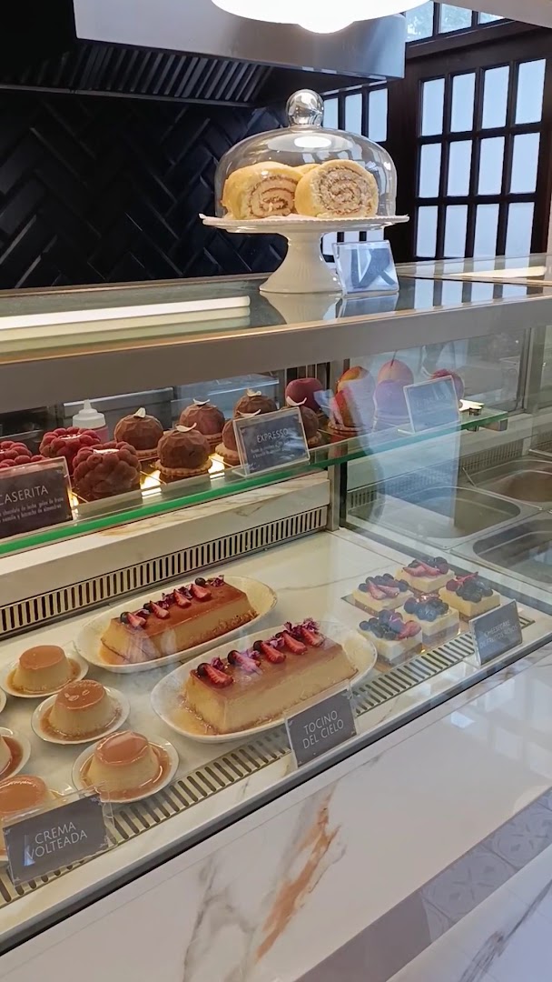 La Tapada: appetizing display of food items