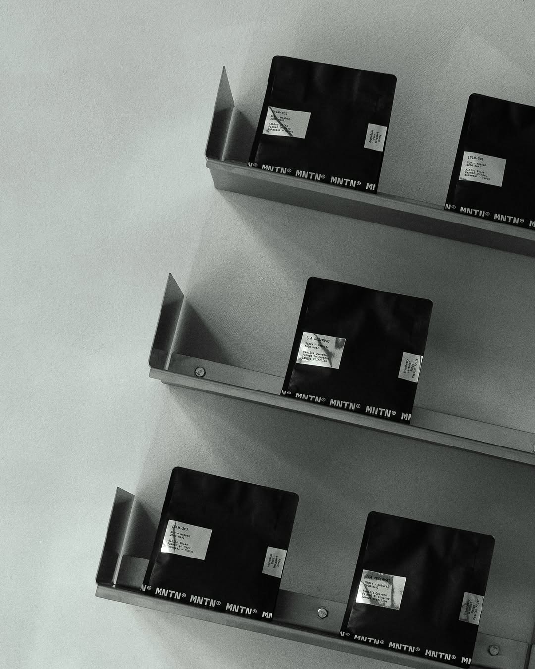 Monotono Coffee: professional product display photo