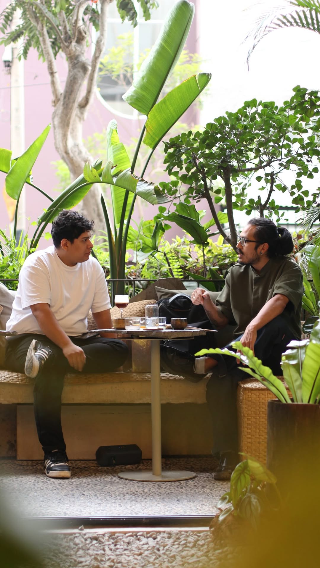 Monotono Coffee: inviting atmosphere with happy customers