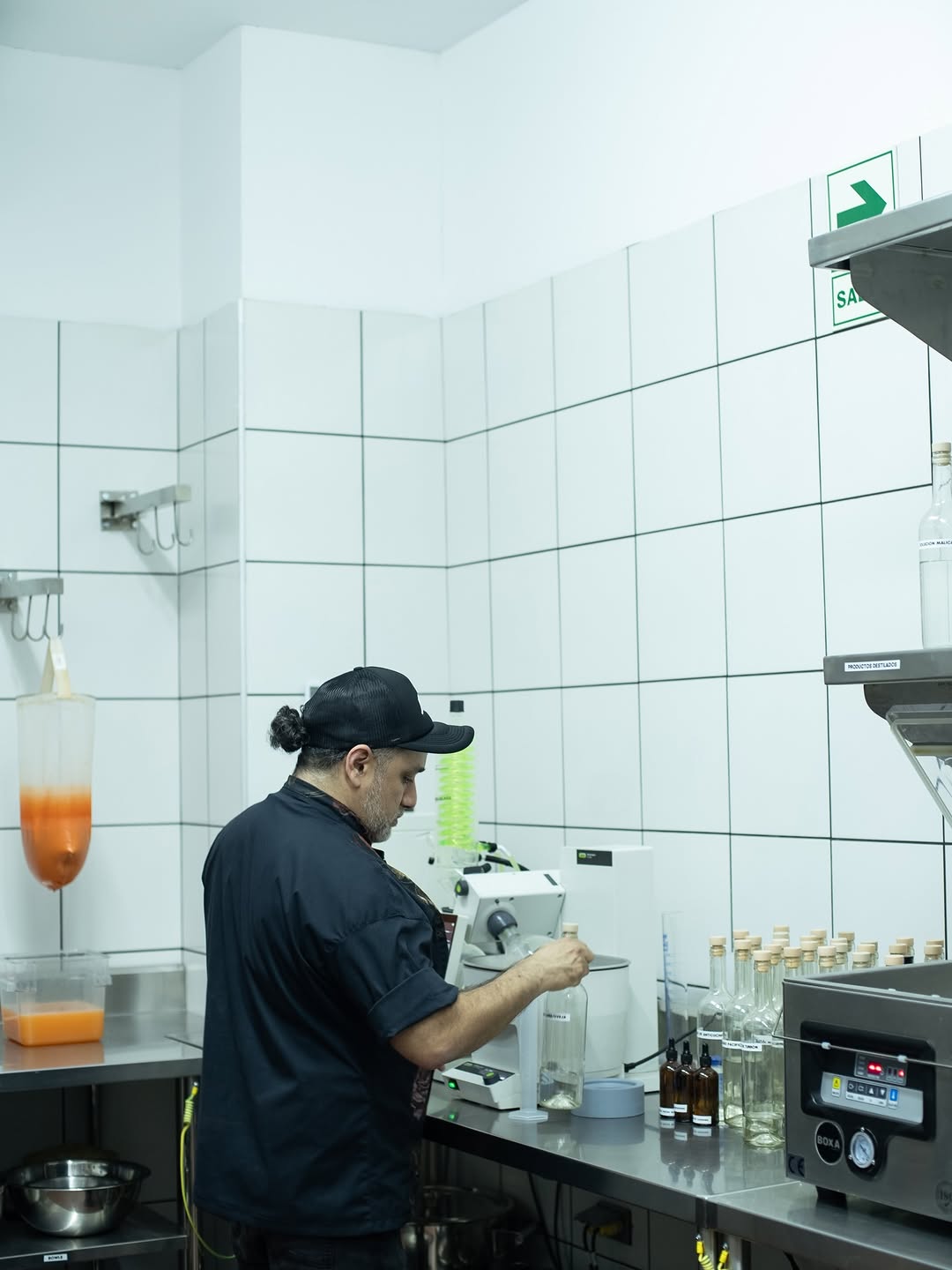Muna Craft Bar: professional staff preparing craft drinks