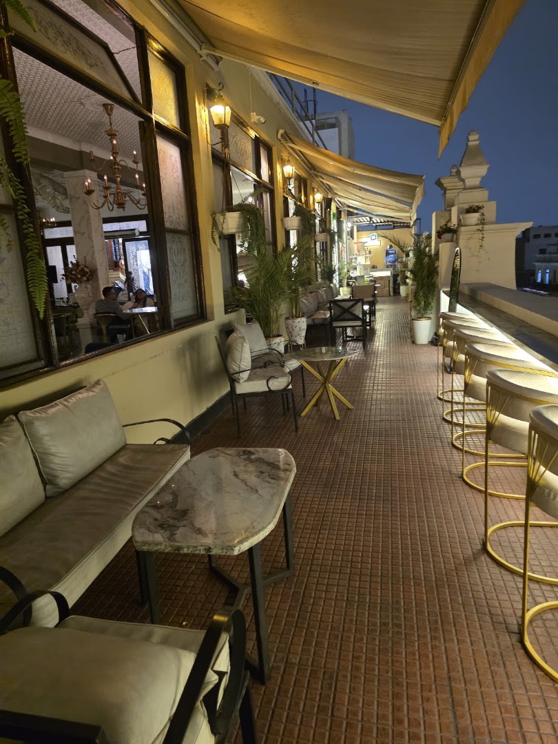 Terraza Lima Club: inviting terrace atmosphere at night