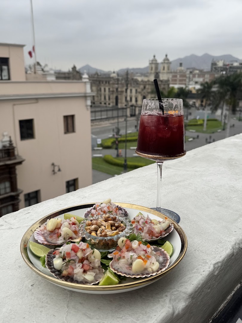 Terraza Lima Club: appetizing food and drink presentation