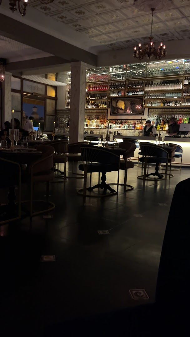 Terraza Lima Club: atmospheric shot of bar interior
