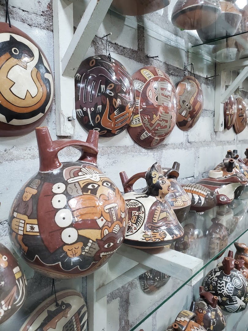 Cerámicas Emilia: clear display of shop products