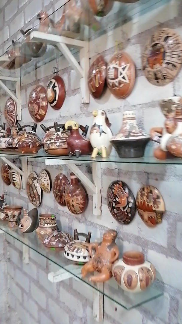 Cerámicas Emilia: clear display of shop products