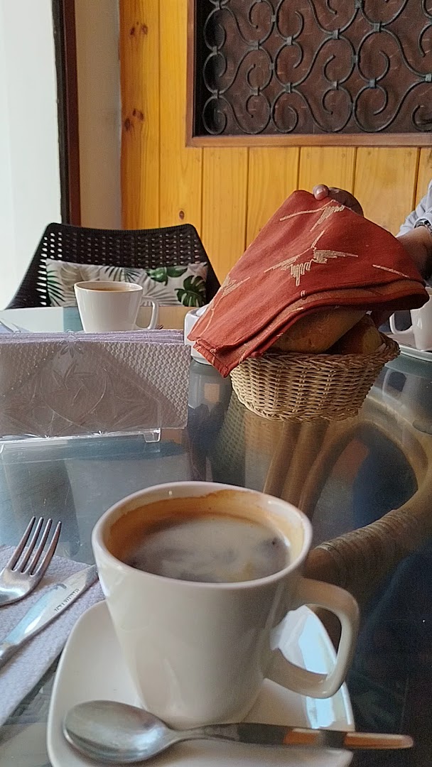 La Kasa Rustika: appealing breakfast table setting