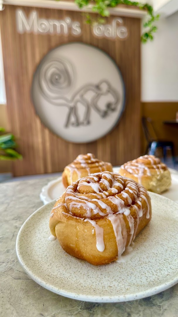 Mom's Cafe: appetizing food photo with branding
