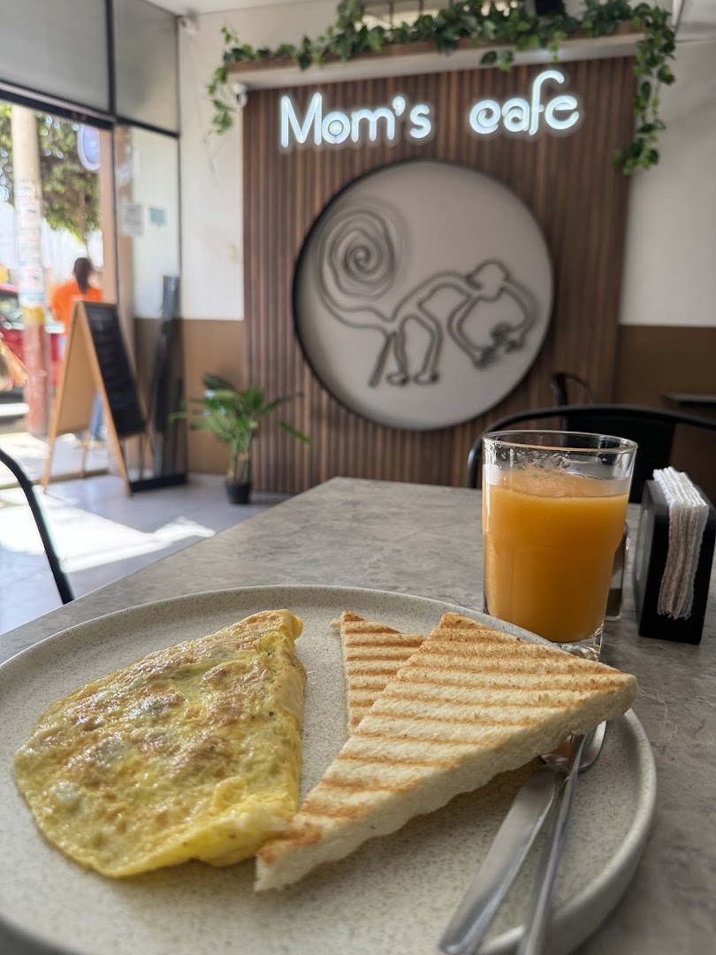 Mom's Cafe: appetizing food and clear atmosphere