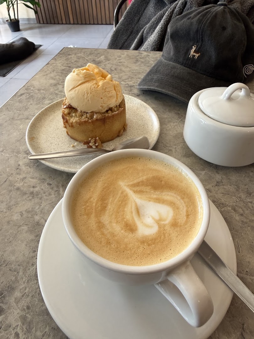 Mom's Cafe: appetizing breakfast food and coffee