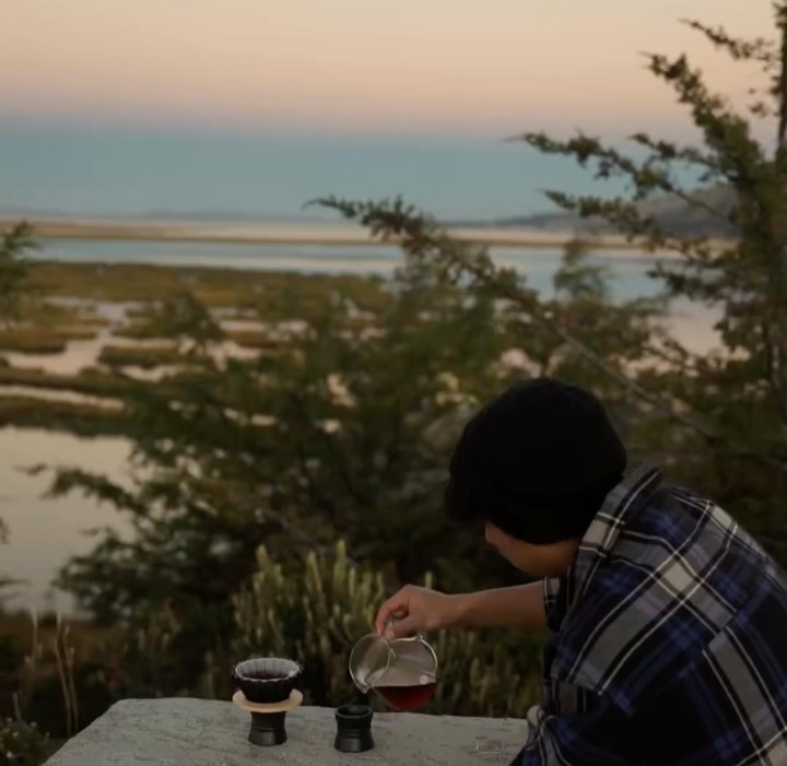 Latente: atmospheric photo of coffee service