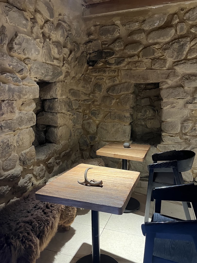 Latente: clear, atmospheric interior shot