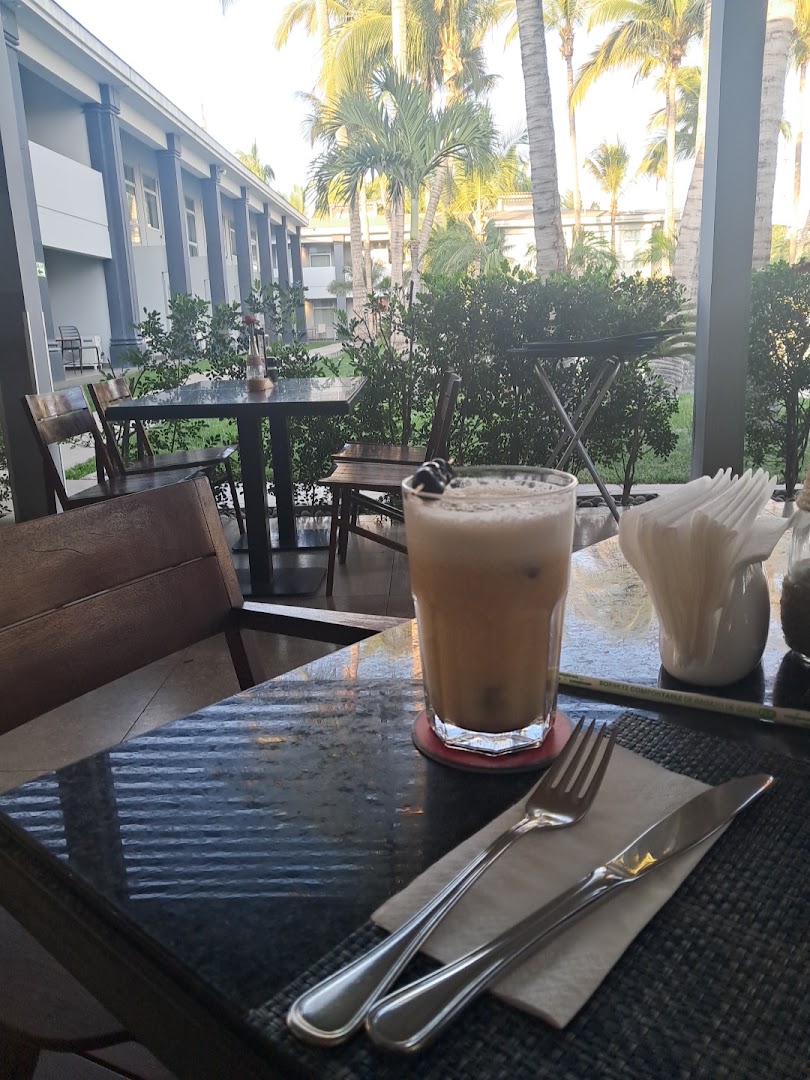 La Plaza Bar & Grill: inviting terrace dining atmosphere