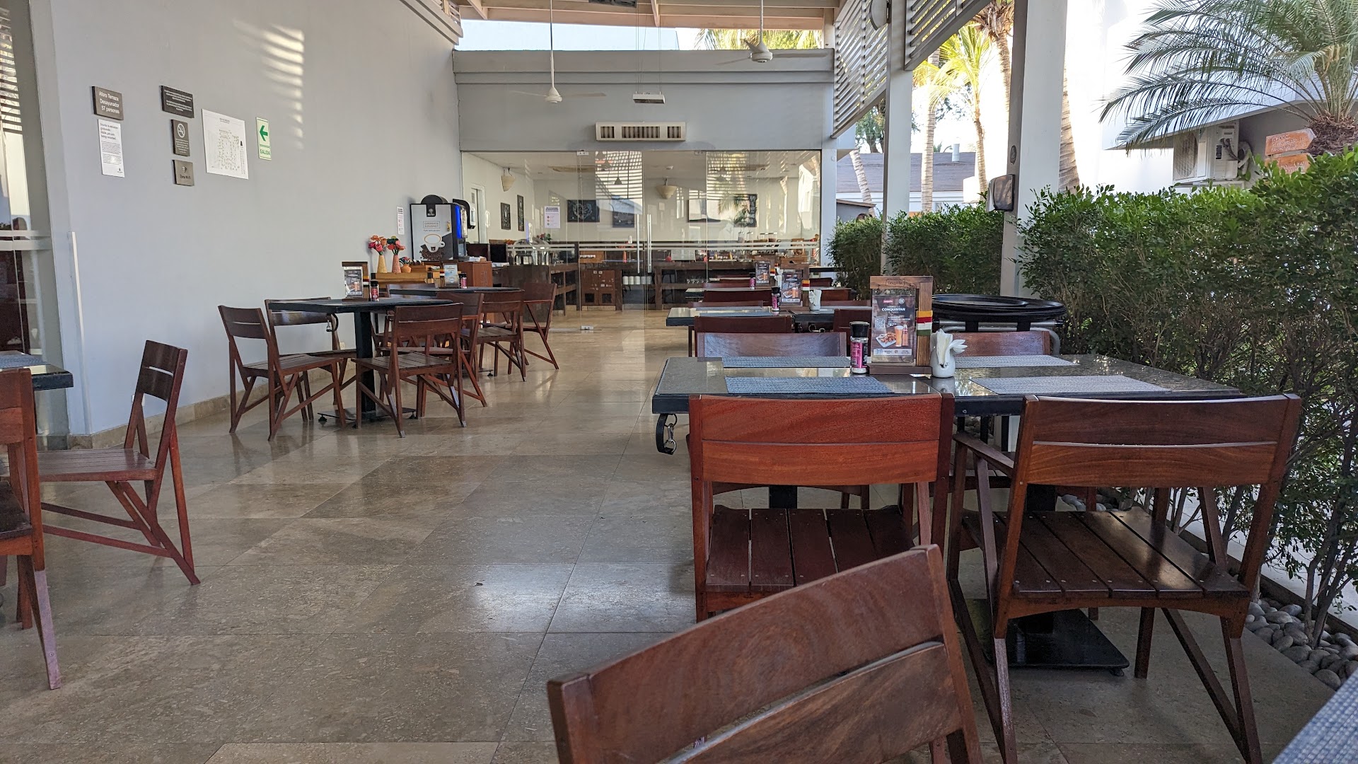 La Plaza Bar & Grill: clear view of restaurant seating