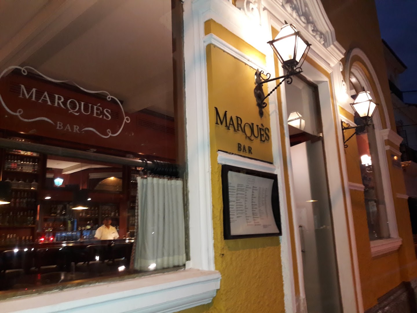 Marqués Bar: clear, inviting exterior bar shot
