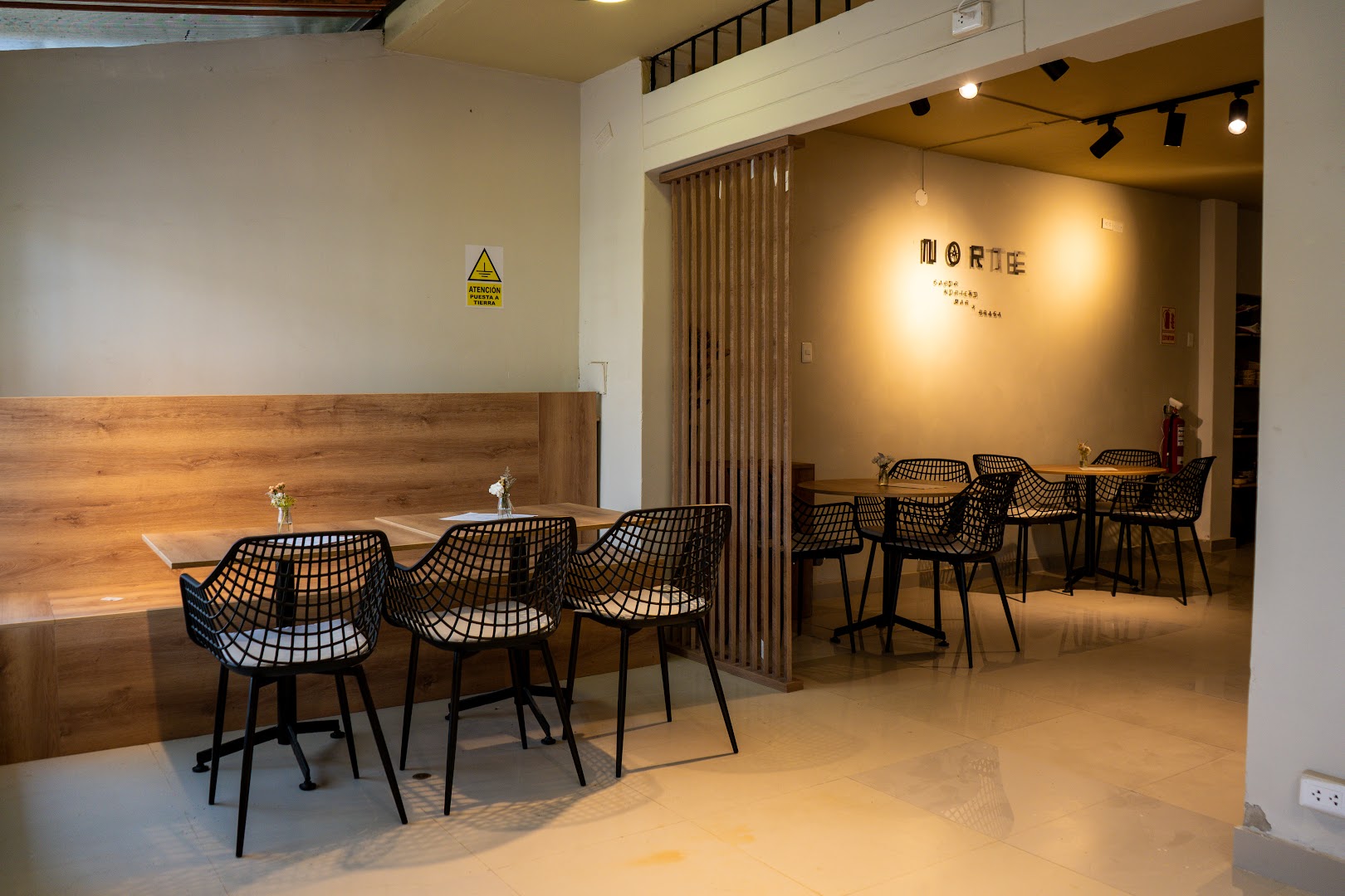 Norte: clear, professional interior shot