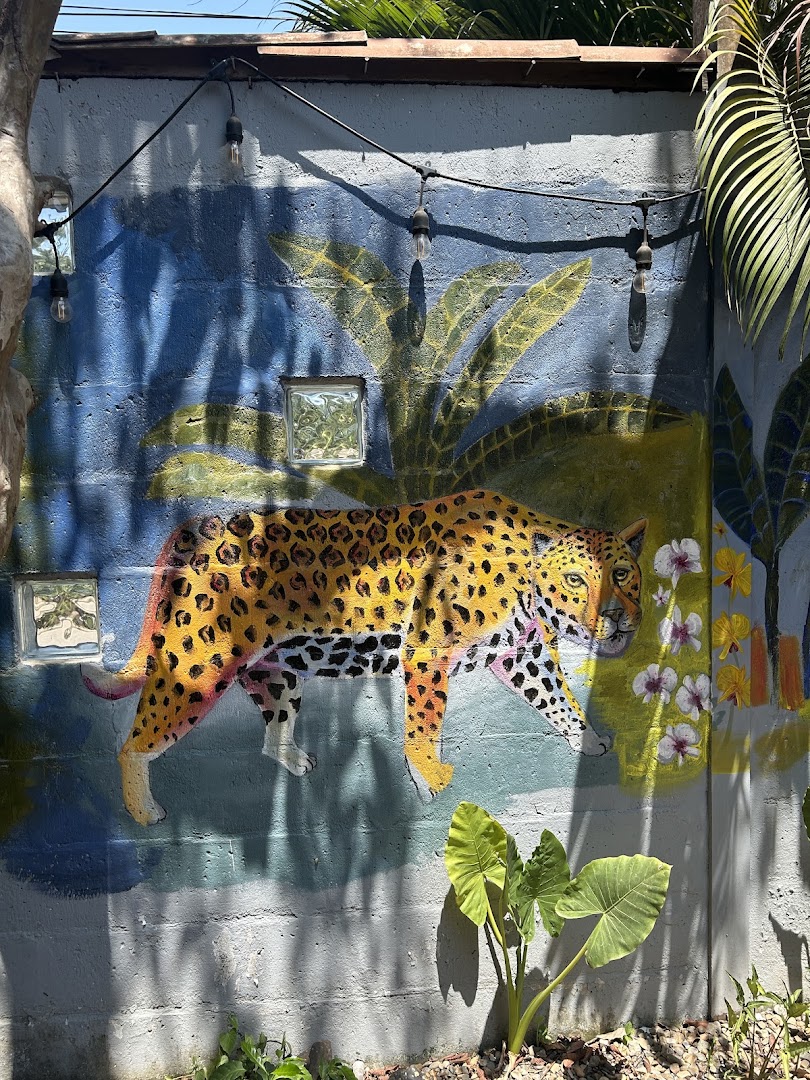 Fauna Slow Coffee: attractive mural enhances venue atmosphere