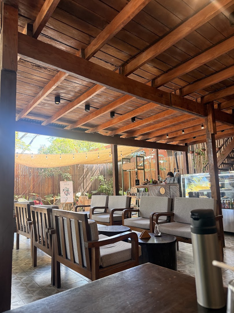 Fauna Slow Coffee: inviting and clear venue atmosphere