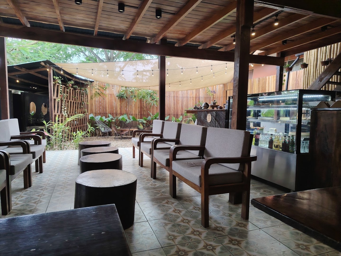 Fauna Slow Coffee: inviting and clean venue atmosphere