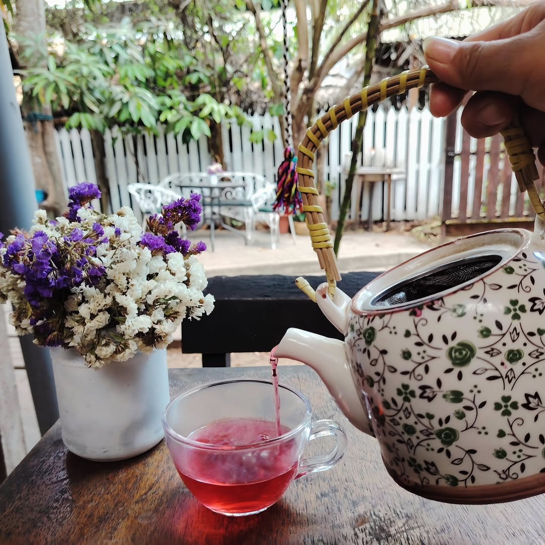La Semilla Cafe Restaurant: appealing shot of tea service