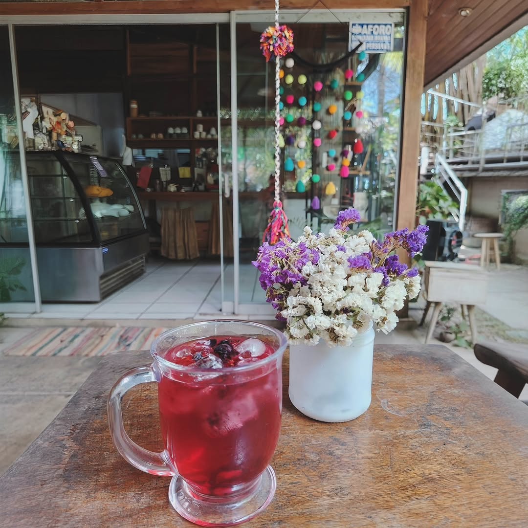 La Semilla Cafe Restaurant: appealing cafe atmosphere and drink