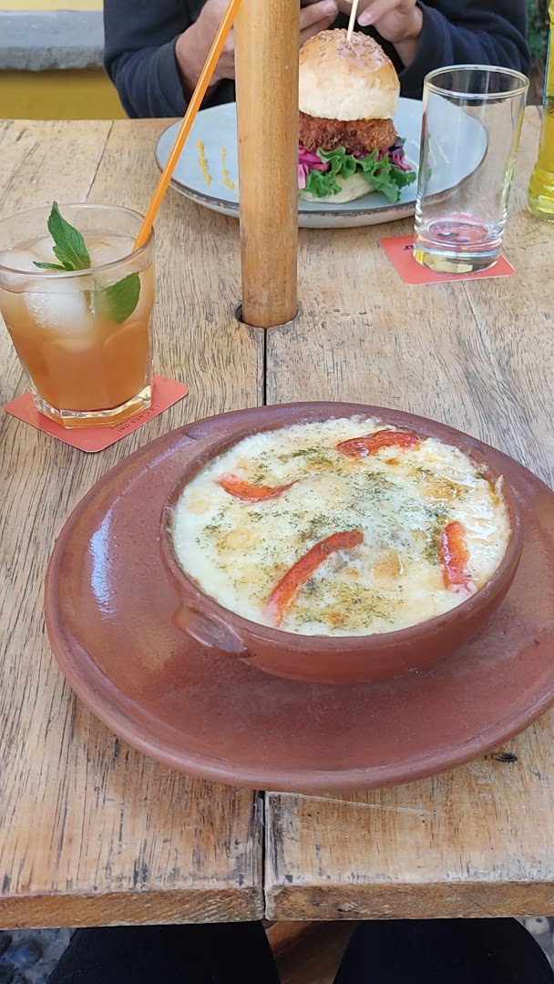 La Casa del Corregidor: appetizing food and drink presentation