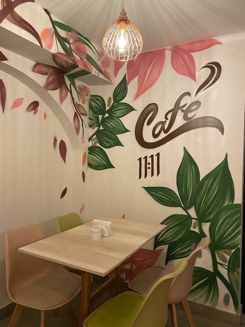 Café 11:11: attractive interior and branding