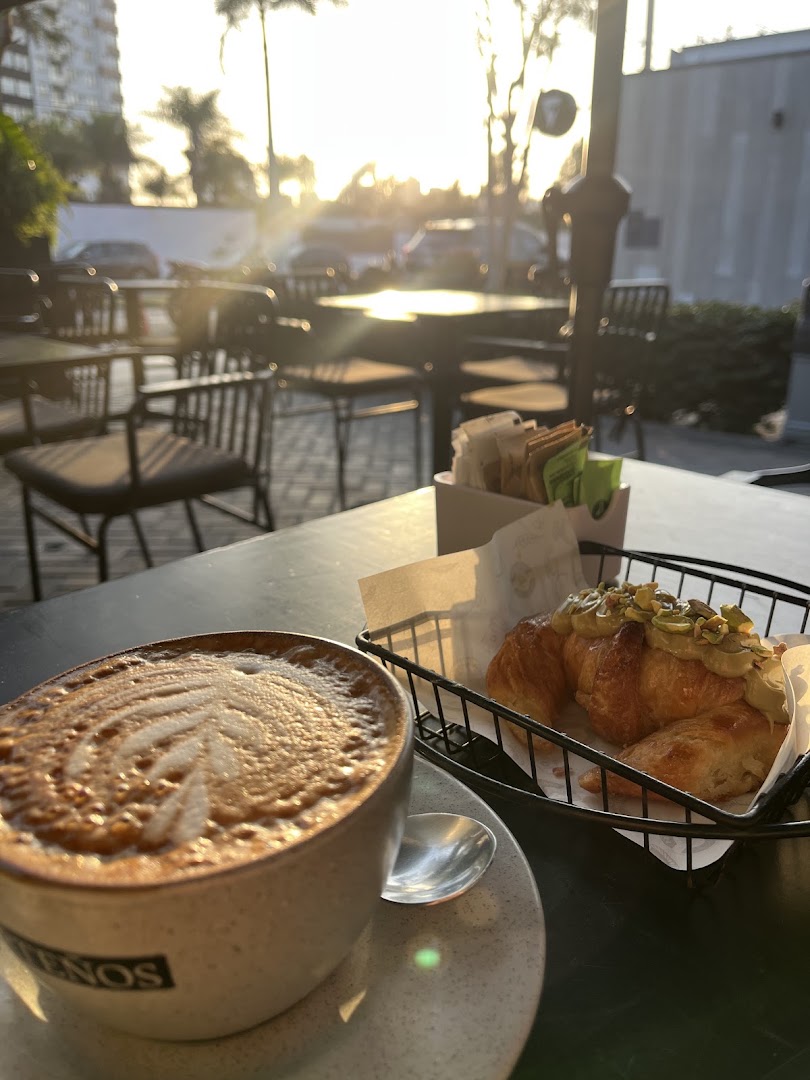 Porteños: appealing food and atmosphere shot