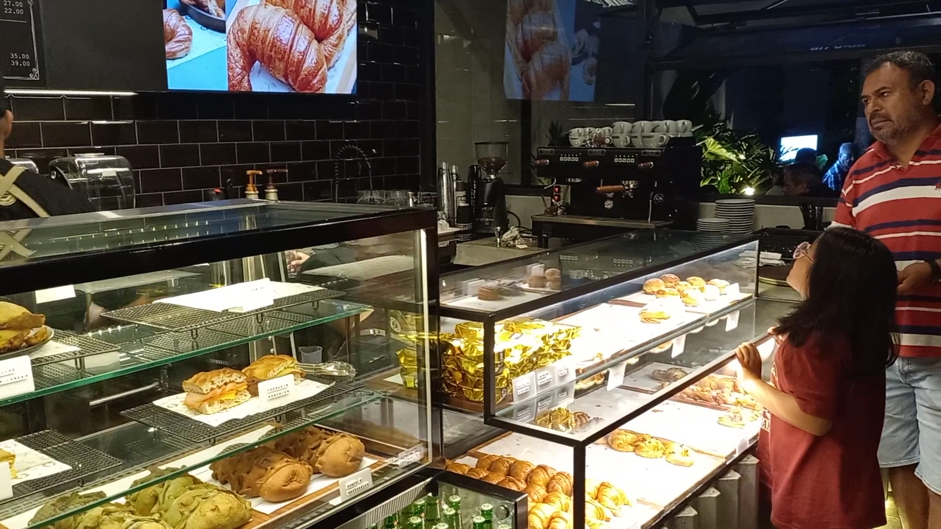 Porteños: food display and atmosphere