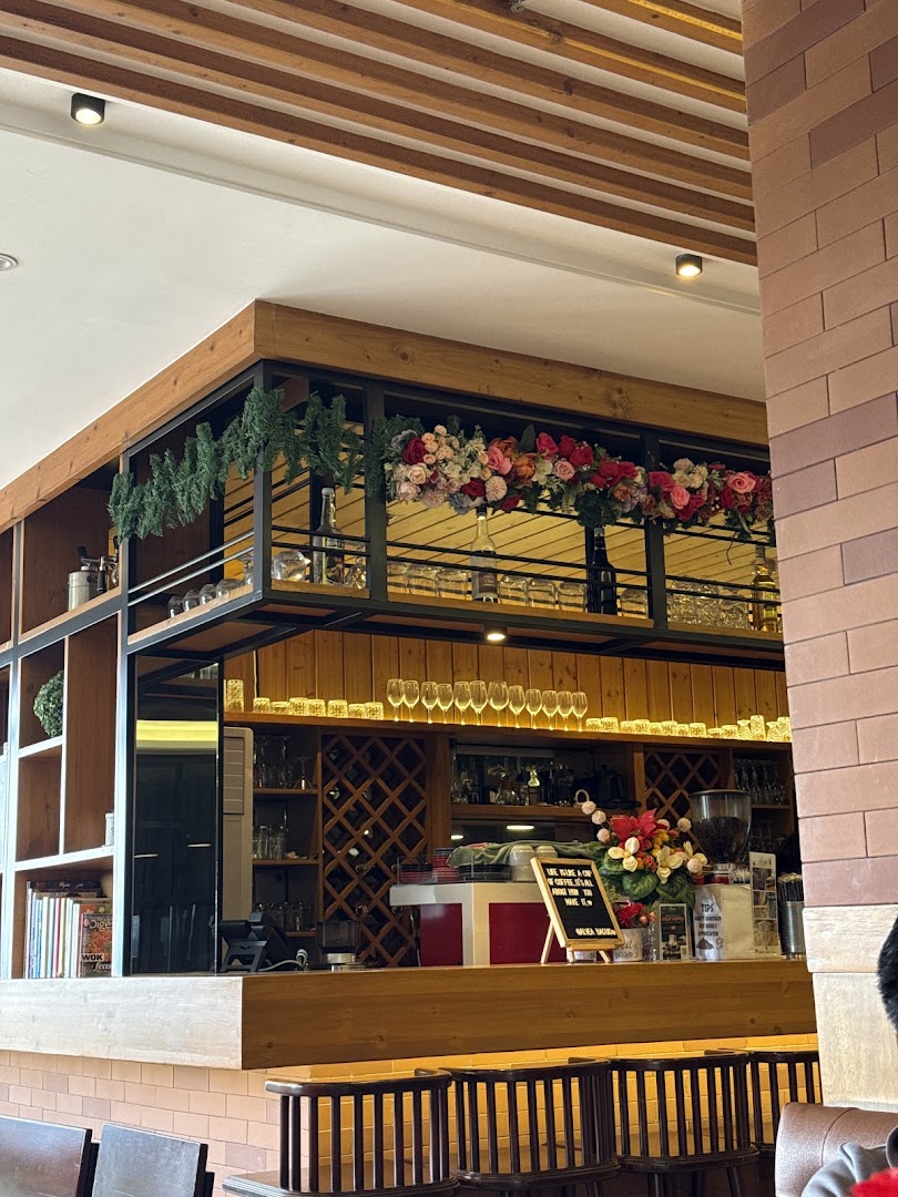 Alvea Cafe: attractive interior bar atmosphere