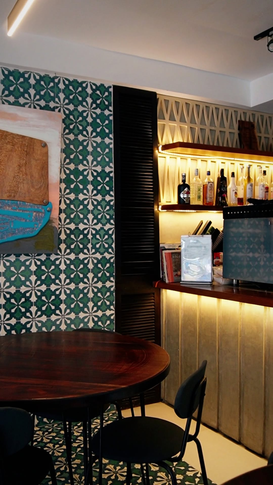 Abli and Amigos: attractive interior and bar area