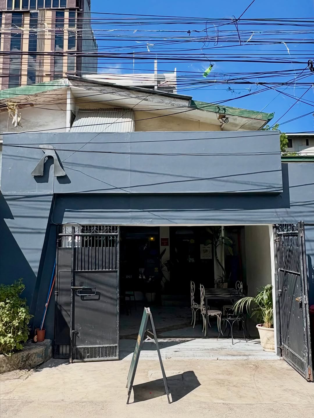 Abli and Amigos: clear exterior shot of venue