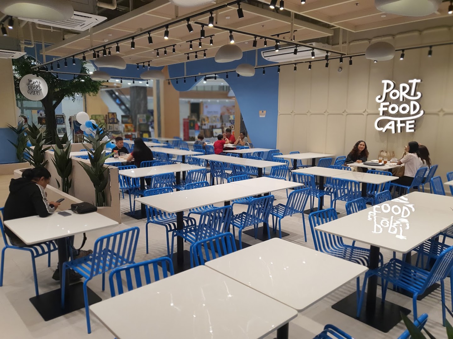 Port Food Cafe: clear, inviting interior atmosphere