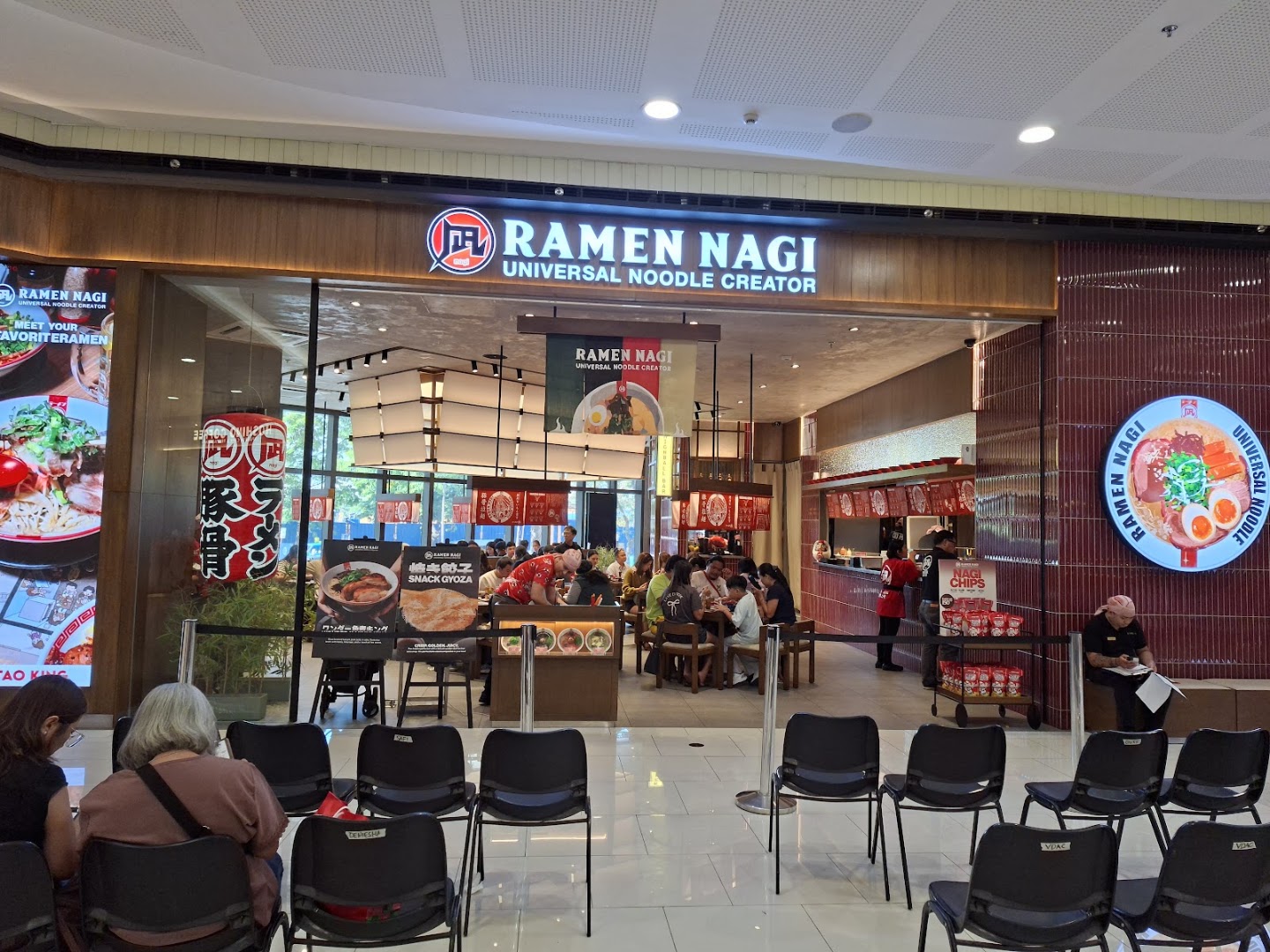 Ramen Nagi: clear view of restaurant exterior