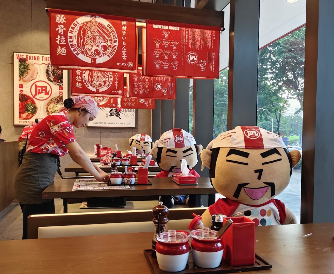Ramen Nagi: restaurant atmosphere and staff