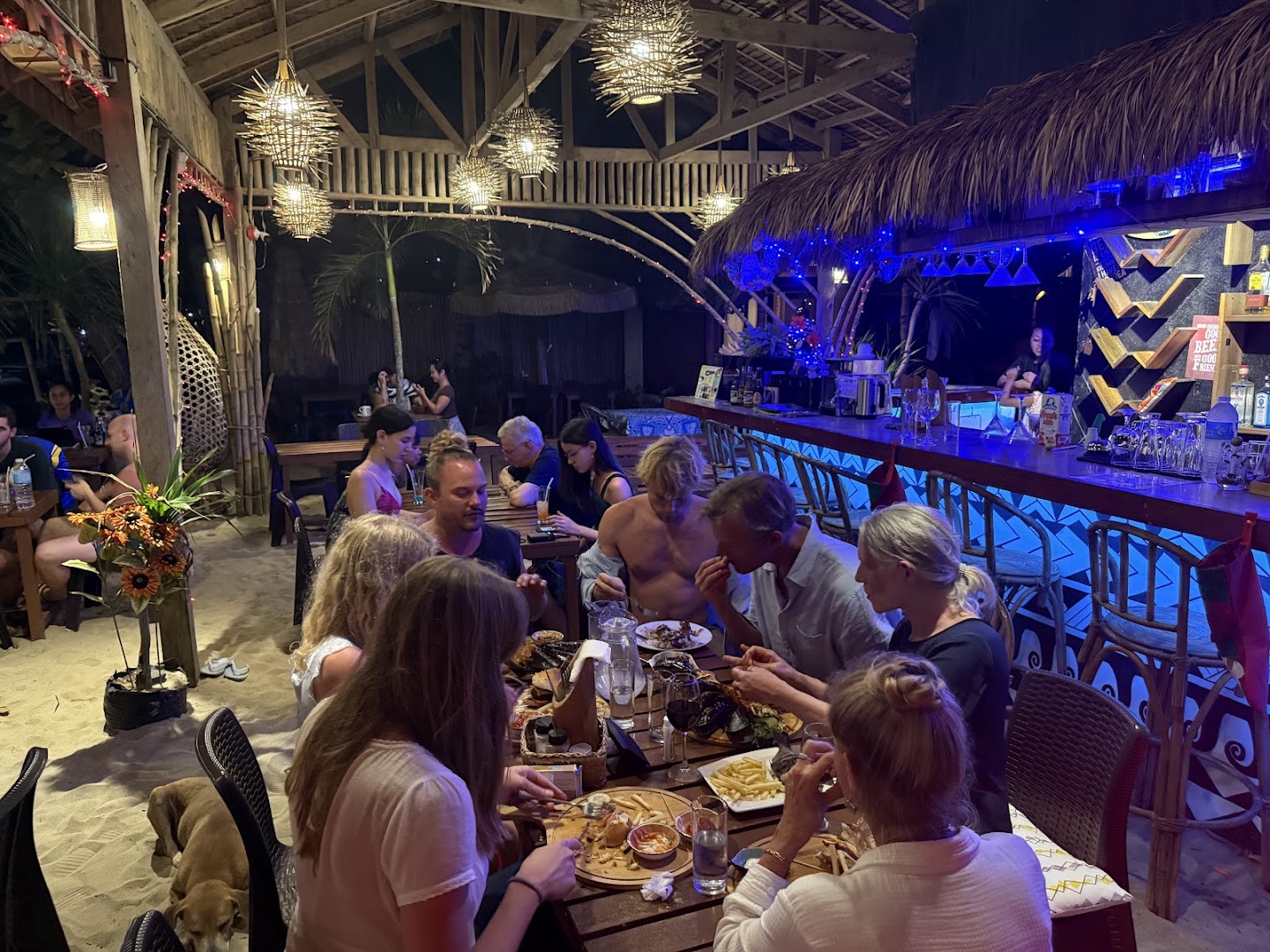 Bucana Bistro: inviting atmosphere with happy guests