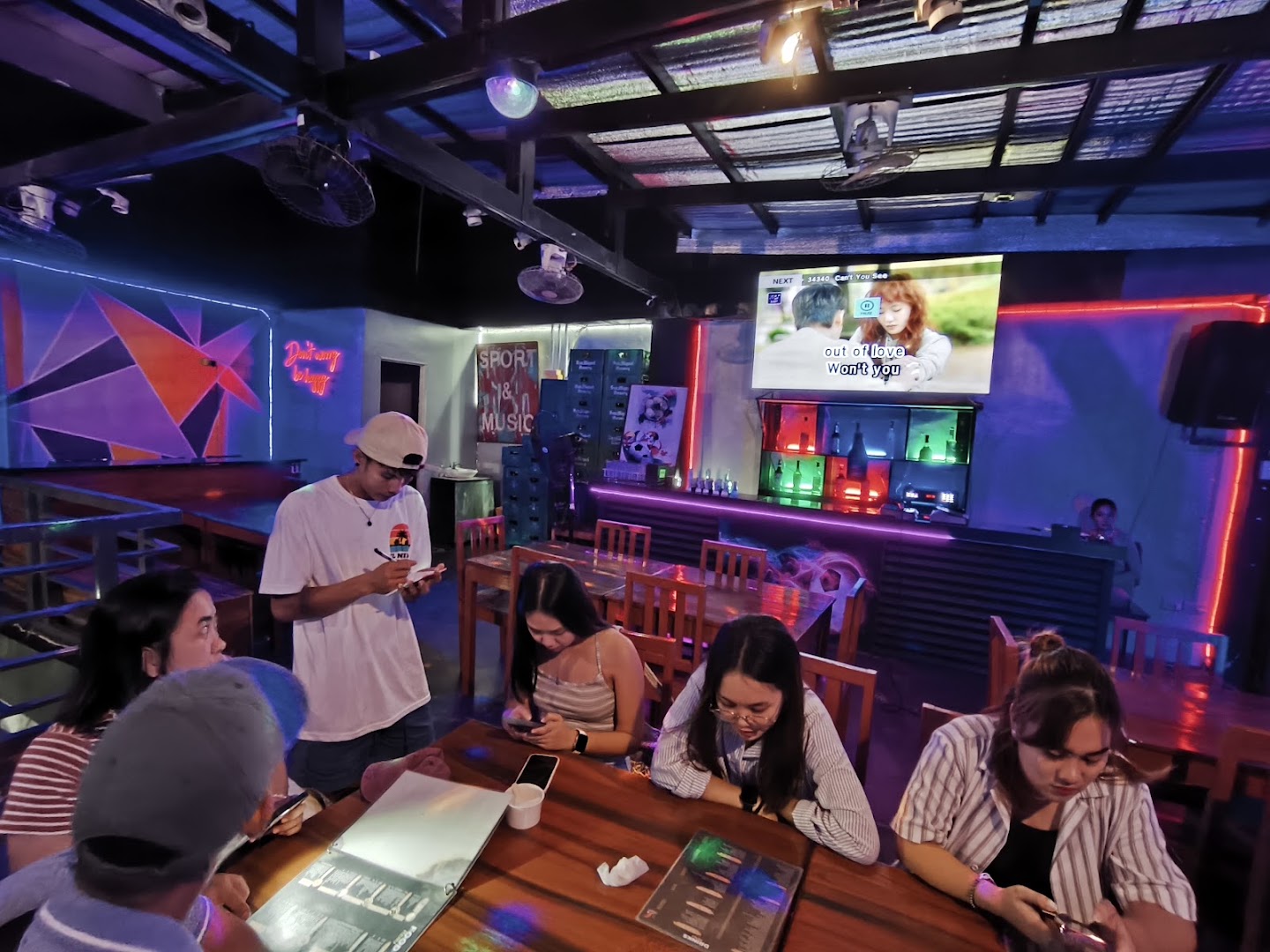 Calamari Resto Bar: venue atmosphere and patrons