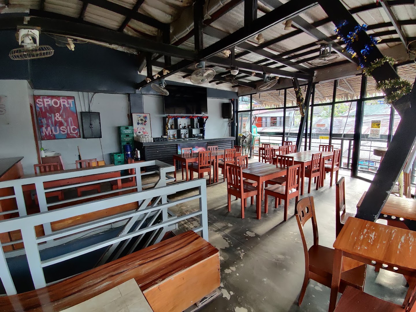 Calamari Resto Bar: clear view of venue interior