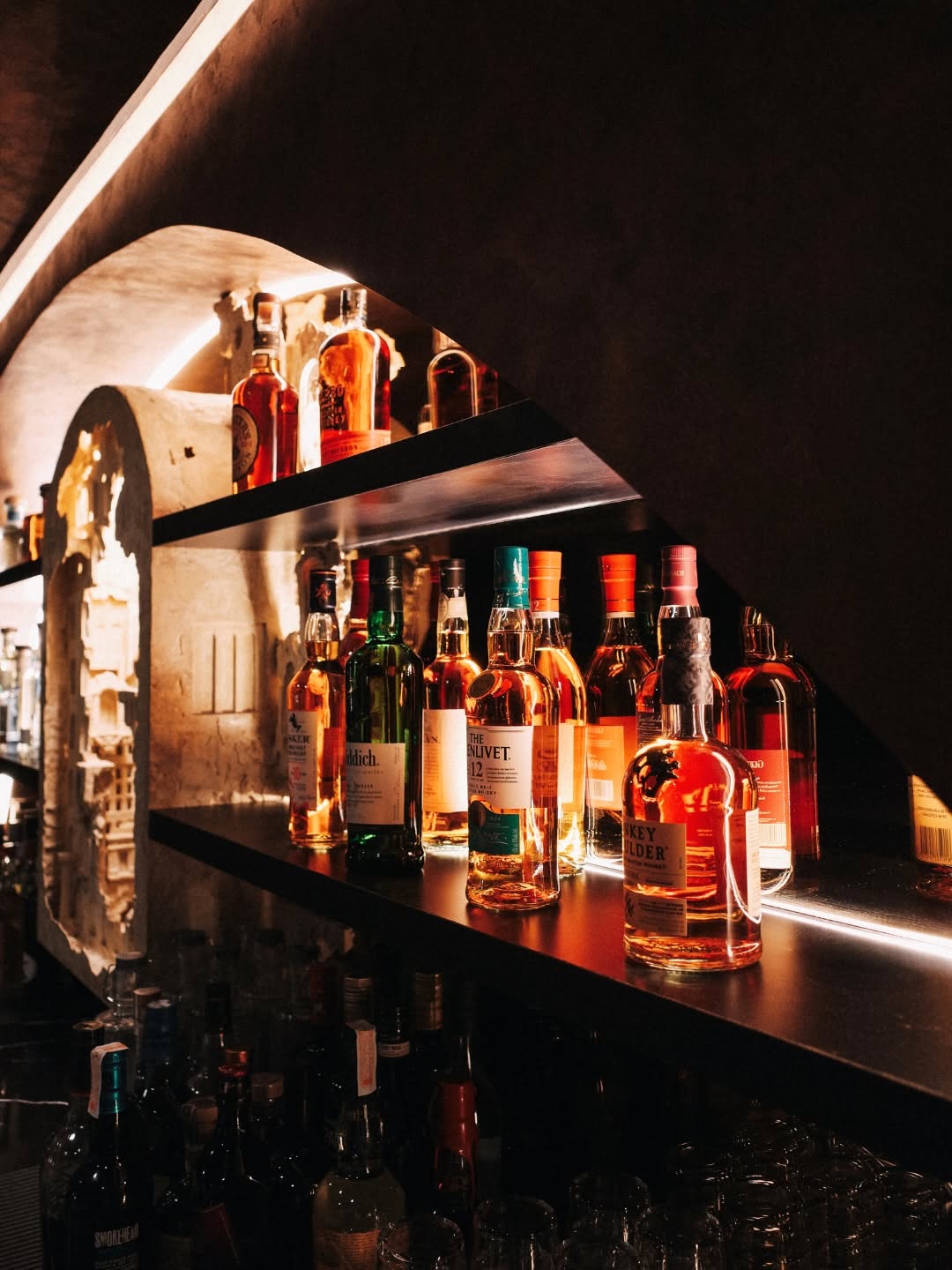The Jury: high quality atmospheric bar photo